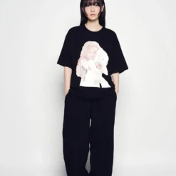 Alternative view of Áo Thun Baby Face Hug Bear Doll Sleeve Đen (Overseas & Domestic Exclusive)